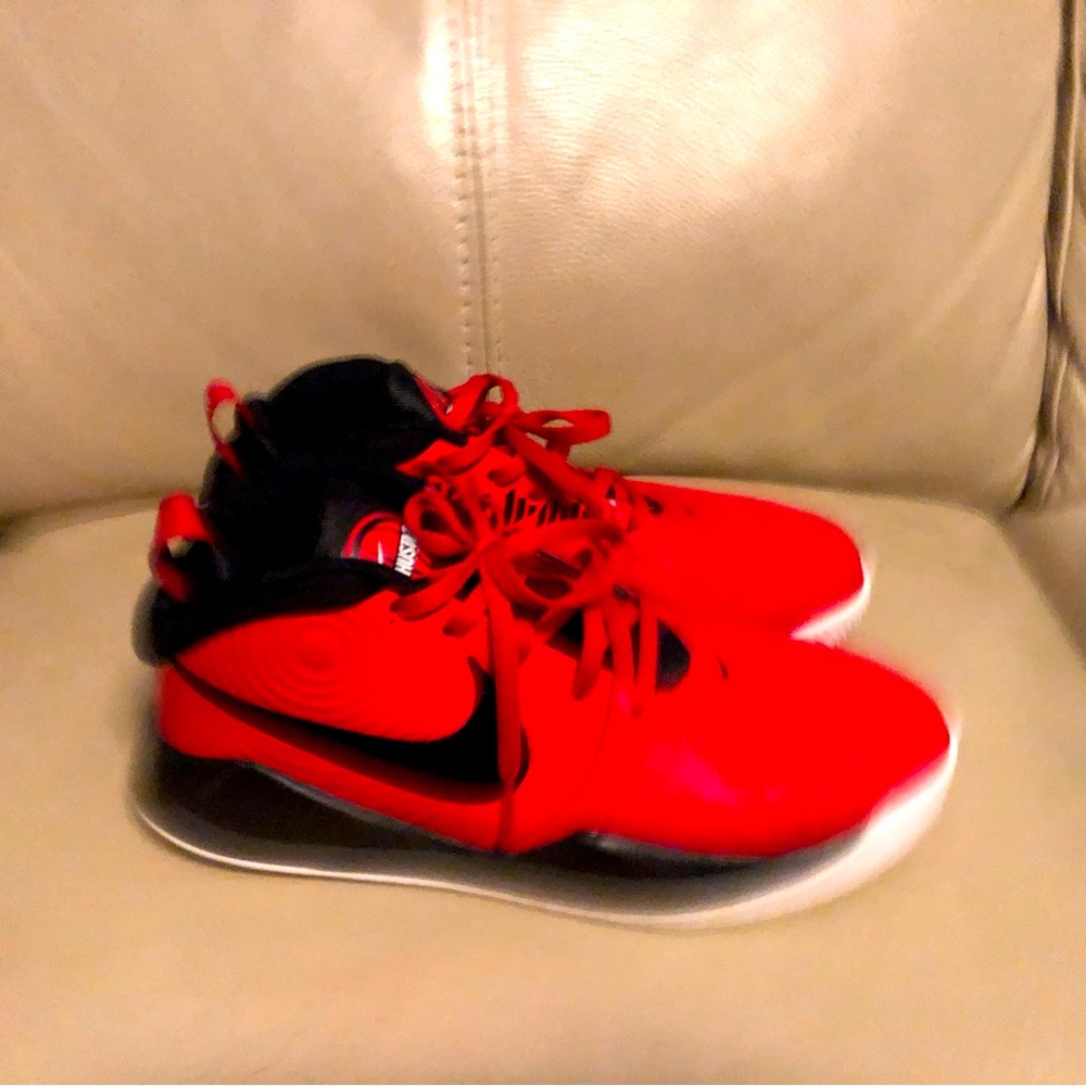 NIKE TeamHustle D9 basketball shoes boys 4.5